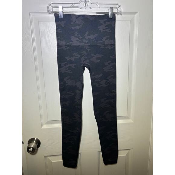 SPANX Camo Leggings Size Medium Slimming Black Gray Stretchy Pull On - Picture 3 of 6